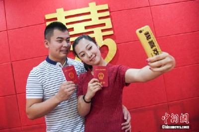 委员建议降低结婚年龄 婚龄定为男18岁女18岁