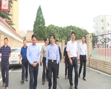 襄阳市教育局领导来我市检查高考准备工作