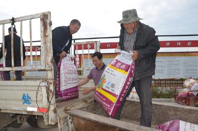 市审计局送化肥解贫困户夏种之忧