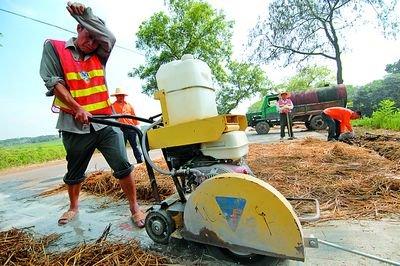 高温下坚守的公路人用汗水铺就畅通路