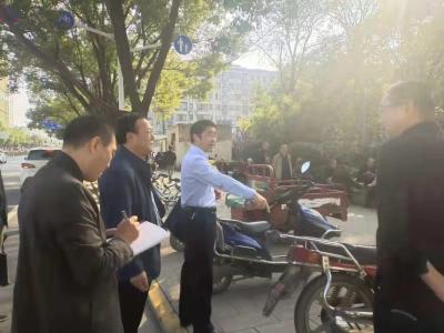张少卿检查督办人民路沿线创文工作