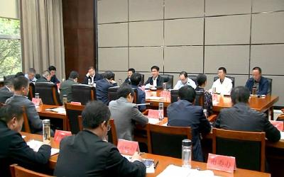 孟艳清主持召开市委常委会扩大会议传达有关会议精神