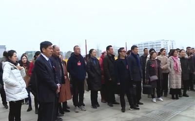 出席政协枣阳市八届四次会议的政协委员视察美丽乡村和城市建设