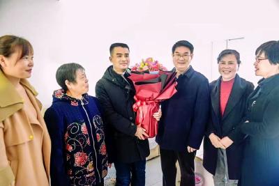 孟艳清慰问先进典型家庭