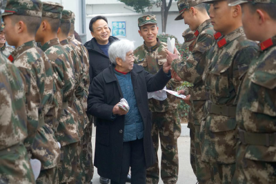 最美兵妈妈姚培凤为驻枣阳部队官兵送上新年礼物