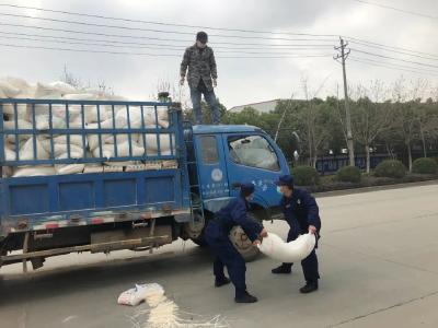 物资倾覆，“火焰蓝” 路遇不平显身手