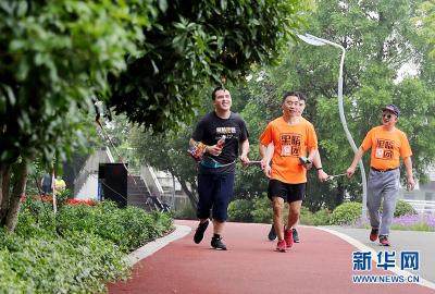 助残日：陪跑绳牵着健康和快乐