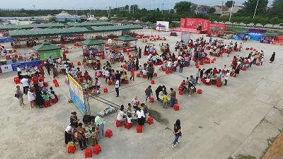 枣阳市300名学生及家长齐包“爱心粽” 为贫困户送去节日温暖