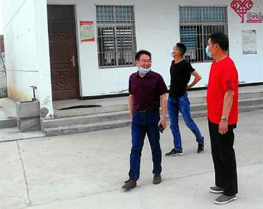 市残联驻村抗旱润民心