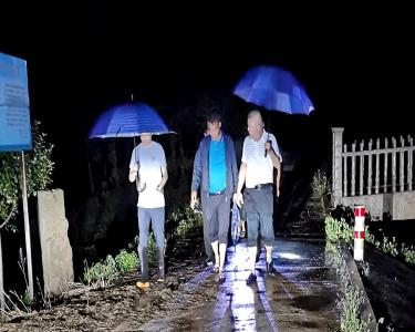杨垱镇：党员干部齐上阵  防汛排涝保民安