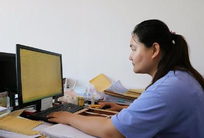 军嫂马美玲：丈夫右手敬礼，就牵着他的左手同行