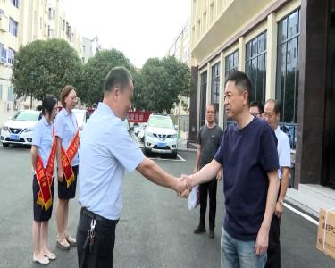 市医保局和晓琳药业为市融媒体中心一线记者夏日送清凉