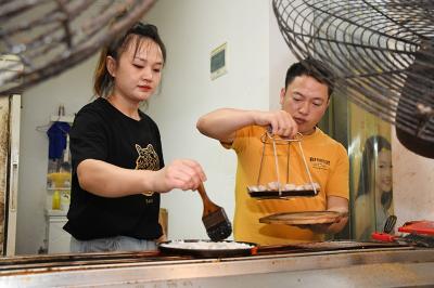 嫁给一个歌手，谁知成了烧烤店老板娘