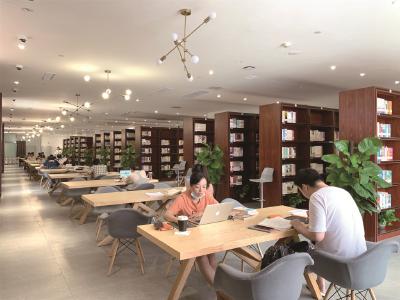 四川泸州首座“公园图书馆” 书香阵阵醉人心