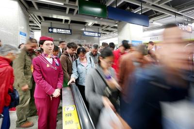 长假头一天预计达到恢复正常以来客流最高峰 10月1日武汉地铁提前至6时开班