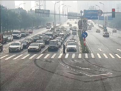 拄拐老人过斑马线 人行道的绿灯为他亮了137秒