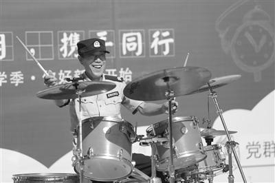 沈阳工学院62岁门卫校园音乐会秀架子鼓引爆全场