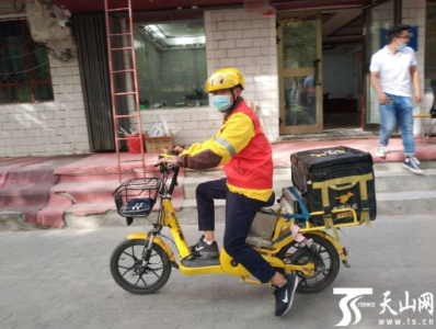 16秒，他冲向轿车……