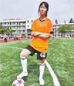【区县新闻】青山白玉山中学足球队里有位“花木兰” 
