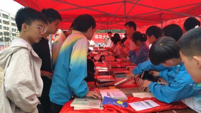市图书馆开展“图书进校园”活动