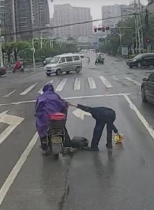 【区县新闻】骑电动车老人摔倒无法动弹，江夏公交司机挺身而出