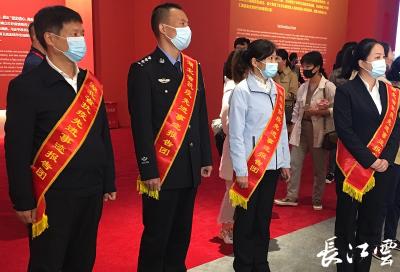 海报 | 这一刻，他们与战“疫”中的自己同框，令人泪奔！