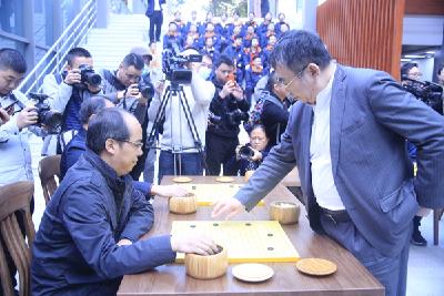 围棋大师走进重庆校园 聂卫平鼓励小棋手不要害怕失败