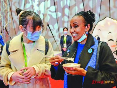第三届中国·黑龙江国际大米节：众人尝百米 百锅饭飘香