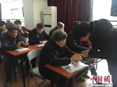 扫码时代，能否等等那些年迈的“前浪”？