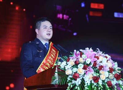 全市政法系统学习抗疫英雄事迹 桂小妹：74个日夜不归家守护社区居民安全