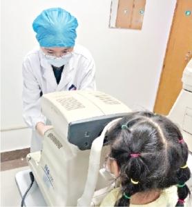 “哄娃神器”耗光孩子“视力储备” 双节假期萌娃扎堆挂“眼科”