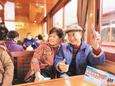 武汉东湖新城社区老东湖巡逻队：把欢乐洒在东湖上