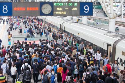 武汉：“十一”假期铁路发送旅客183万人次 为去年同期的七成
