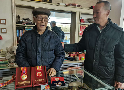 激动落泪！93岁志愿军战士丢失纪念章，在这找到了！