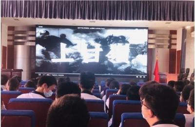 【城乡教育】青山区武钢三中举办“纪念中国人民志愿军抗美援朝出国作战70周年”主题电影展播
