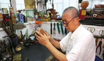 指尖上的传承：令瓷器重生的锔艺大师王振海