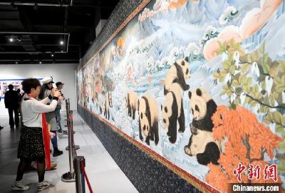 全球唯一巨幅大熊猫唐卡在成都亮相 600余只大熊猫栩栩如生