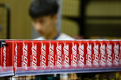 狂砍一半品牌，裁员4000人……可口可乐撑不住了？