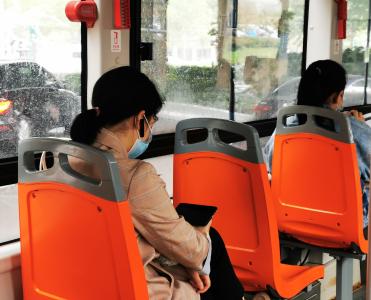 公交车内能否按下“静音键”？记者探访：多人在公交车上使用手机外放 暂无相关规定