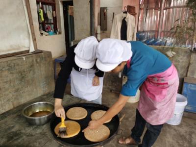 云南马关：火烤手工月饼传承团圆家乡味