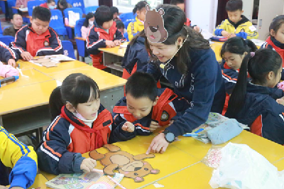 市第一实验小学青蓝结对活动让学科教师共同成长