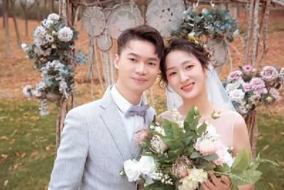 迟到9个月的婚礼 武汉“落跑新娘”脱下战袍披上婚纱