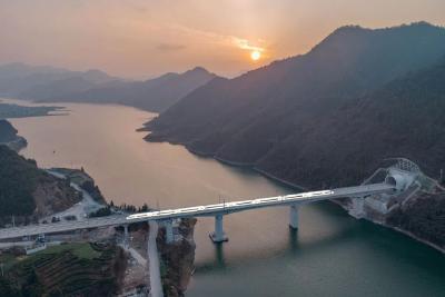 这旅程很中国！坐最美高铁看壮美山河