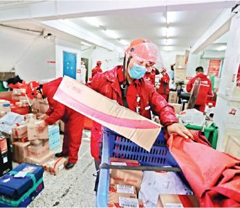 一天送80件包裹，一半是大闸蟹 武汉快递小哥：网购包裹过节味道浓