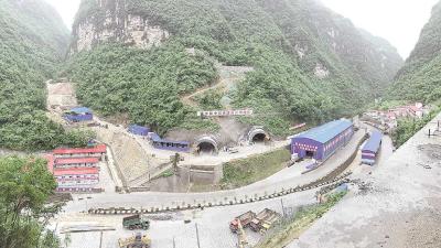 湖北冲刺年底“县县通高速”  保神高速最长隧道全线贯通