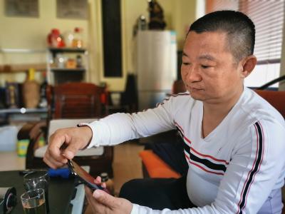 羊排店员工不慎弄坏顾客手机 我来赔！爽快店主获网友点赞
