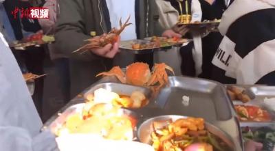 羡慕吗！学校食堂买1300只螃蟹宴请师生