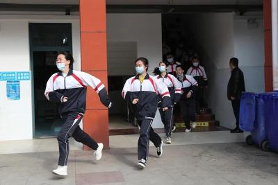 【区县新闻】地震来了怎么办？洪山区“应急知识大篷车”走进校园