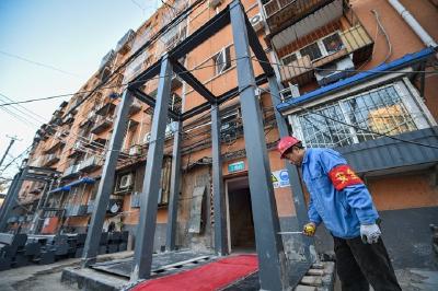 电梯使用安全问题备受关注 老旧小区电梯大修难在哪儿