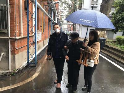 湖北襄阳的哥扶起摔倒老人：“我是一名党员，有啥不敢扶的？”